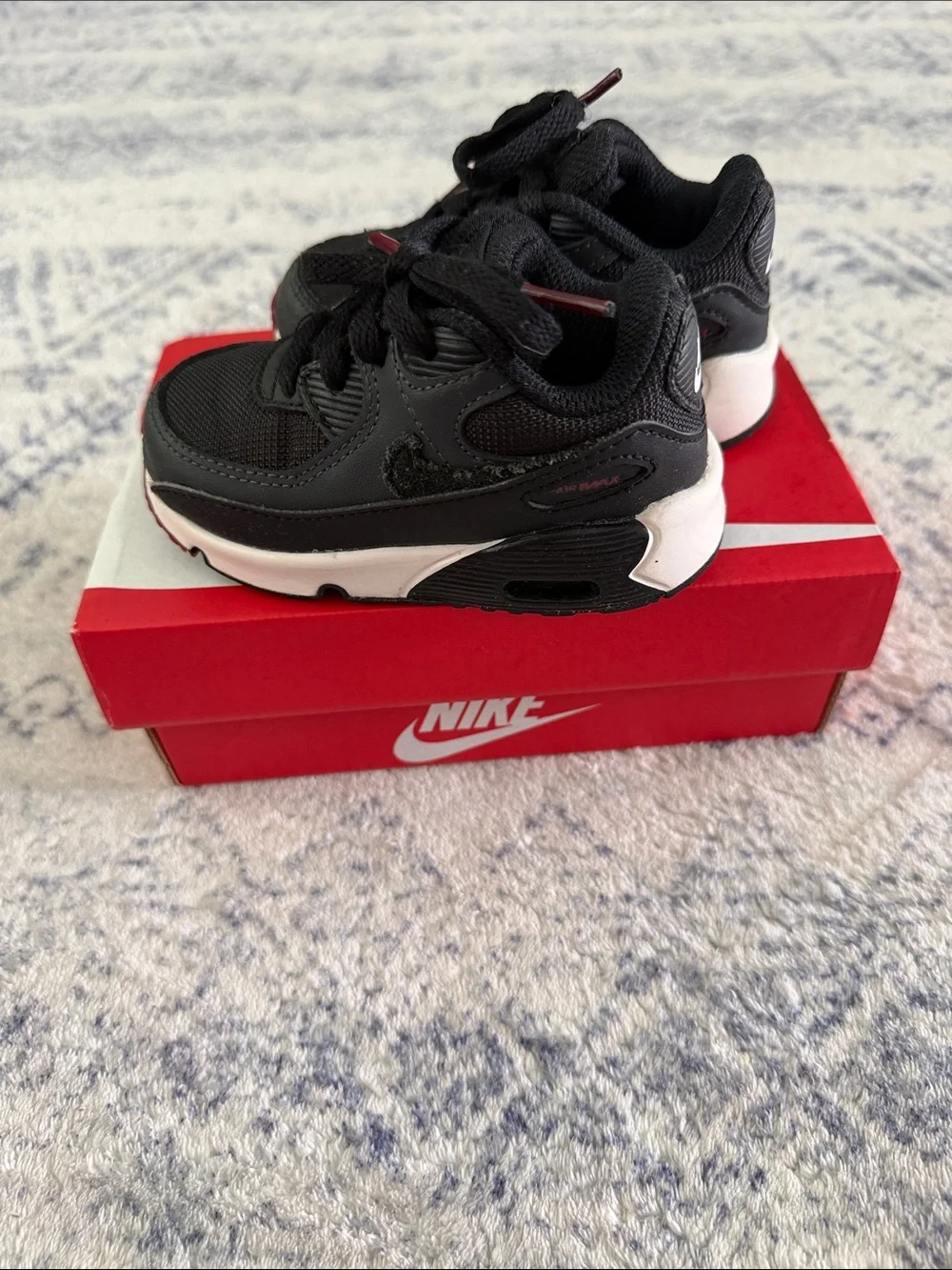 Nike Kids Black and Red Low-Top Sneakers